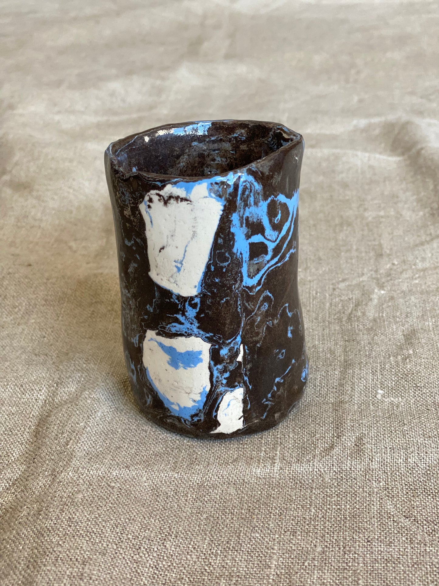 Tasse en faïence - marron, blanc et bleu - 05