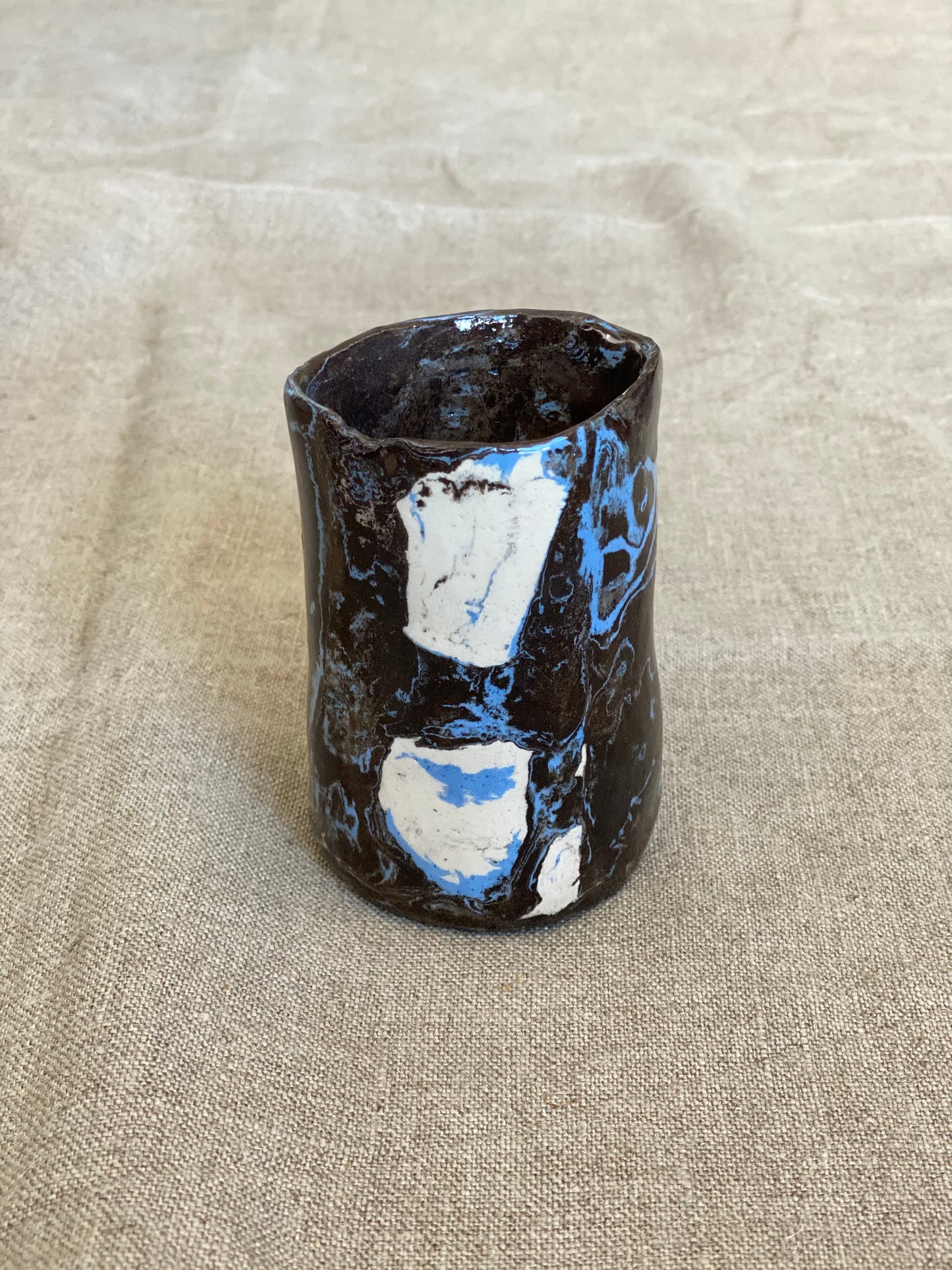 Tasse en faïence - marron, blanc et bleu - 05