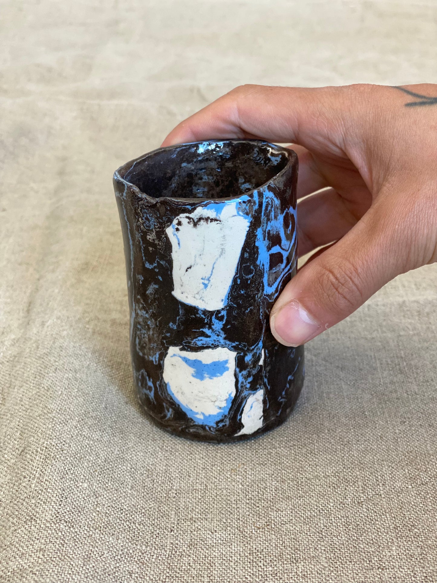 Tasse en faïence - marron, blanc et bleu - 05